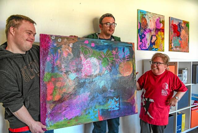 Søren, Michael og Ditte er stolte over de flotte billeder de har været med til at male. Foto: Ole Iversen