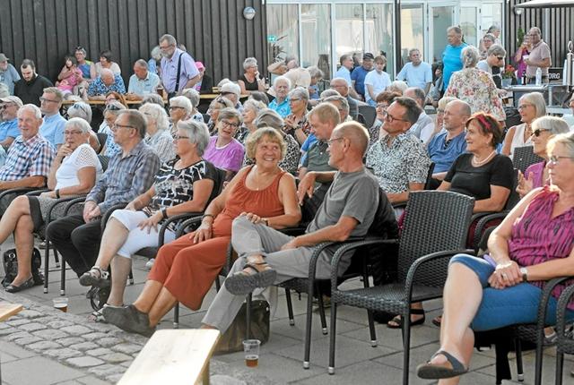 Koncerten fredag aften med Muleskinners var - på grund af det varme vejr - flyttet udenfor til Kulgården, hvor alle stole blev besat. Foto: Mogens Lynge