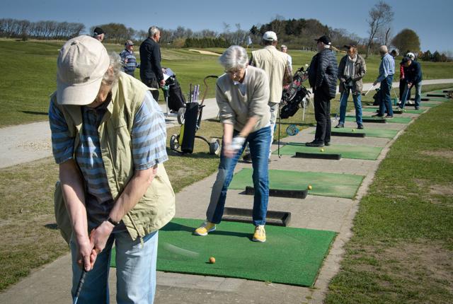 Morsø Golfklub giver borgere med kroniske sygdomme et tilbud om at spille golf. Den første dag var der 10, der mødte op, men man er velkommen de næste uger, selvom man ikke var med den første gang.