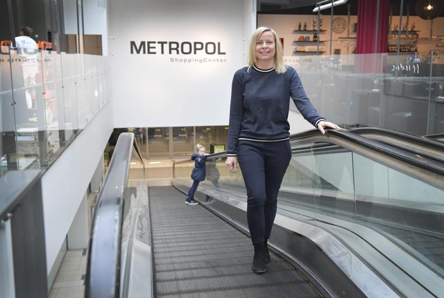 Marketingchef Jane Melgaard Olesen fra Metropol ShoppingCenter glæder sig sammen med butikkernes personale til genåbningen. Arkivfoto: Bente Poder
