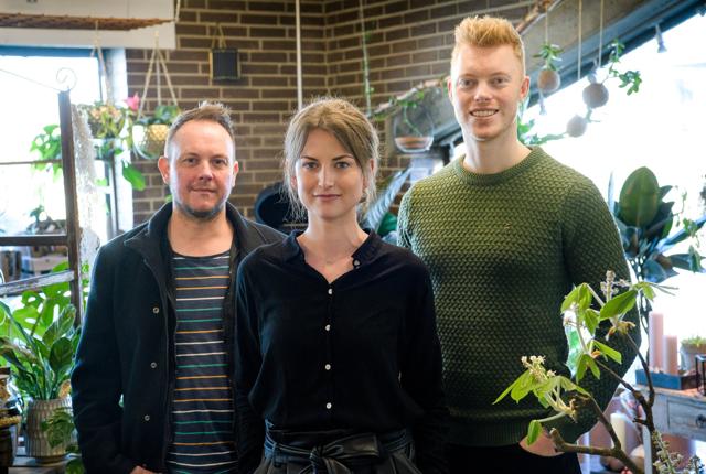 Folium og Din Blomsterhåndværker i Thisted fusionerer. Fra venstre er det Henrik Andersen, Emma Brandi og Christian Højberg. Foto: Bo Lehm