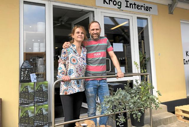Ann Krog og Joachim Brinck foran deres nye butik i de vante omgivelser ved siden af Garngalleriet på Sverigesvej i Løkken. Foto: Kirsten Olsen