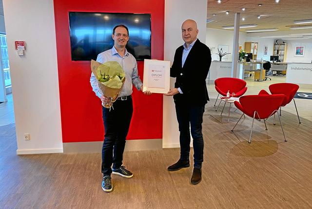 Adm. direktør hos Toyota Danmark, Alar Mettson, overrækker Ichiban-prisen til Kasper Kristensen. Foto: Toyota Danmark