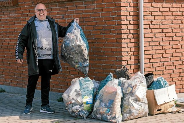 Steffen Haabendal-Jessen fra Fodboldafdelingen i Sindal viser stolt sække med de mange kilo indsamlet affald. Foto: Niels Helver