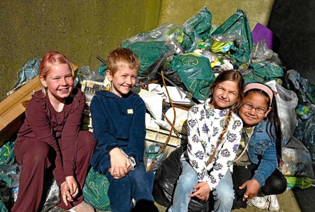 Sofie, Marius, Dominika og Naja ved den store dynge af affald som Hanstholm Skoles elever havde samlet sammen. Foto: Ole Iversen