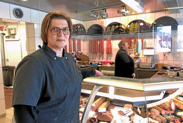 Tove Overgård Jensen, indehaver af Erslev Slagter, fortæller, at der er travlt i butikken, men hun håber, de snart kan lave mad til større arrangementer igen. Foto: Emma Toftelund Poulsen