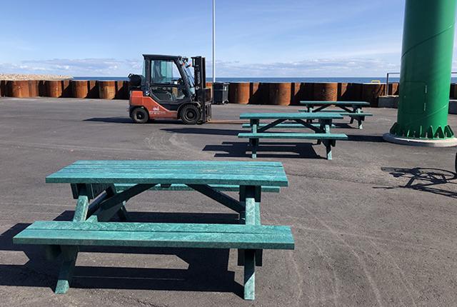 De nye bord bænkesæt, som er lavet af gamle fisketrawl står nu klar til gæsterne på Skagen Havn. Foto: Skagen Havn