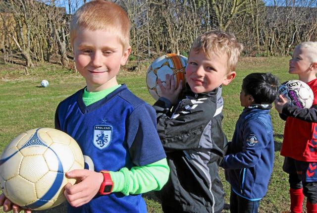 De yngste spillere var i den grad klar til at spille fodbold. De kunne næsten ikke vente. Foto: Jørgen Ingvardsen