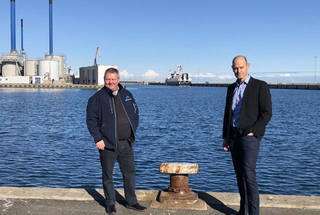 Havnedirektør Willy B. Hansen ser frem til at få det nye landstrømsanlæg installeret, og direktør i PowerCon Peter C. Knudsen er stolte over valget som leverandør. Privatfoto