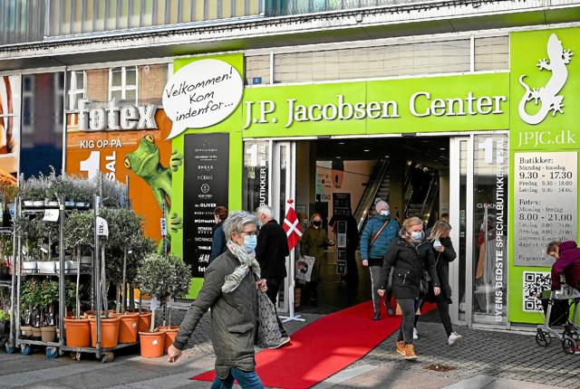 Tirsdag var der rød løber og flag ved indgangen til J P Jacobsen Centret. Alle butikker måtte igen holde åbent er måneders nedlukning. Foto: Ole Iversen