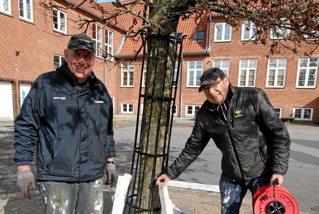 Leif Poulsen og Knud Christensen fra "Torsdagsholdet" er her ved at samle bænken i skolegården. Foto: Jørgen Ingvardsen