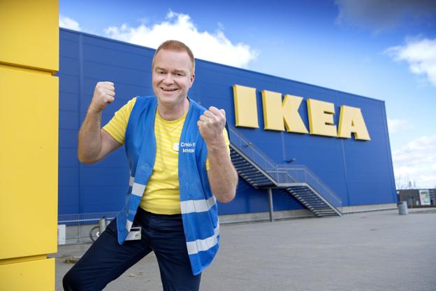 Yes - IKEA er kommet godt i gang, nu hvor du igen kan besøge varehuset uden tidsbestilling, konstaterer en tilfreds varehuschef, Peter Elmose. Foto: Lars Pauli <i>Foto: Lars Pauli</i>