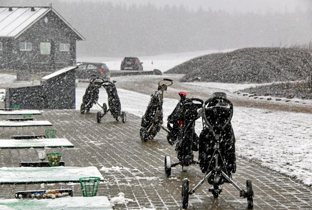Vejret var bestemt ikke det bedste til at spille golf i. Foto: Hans B. Henriksen