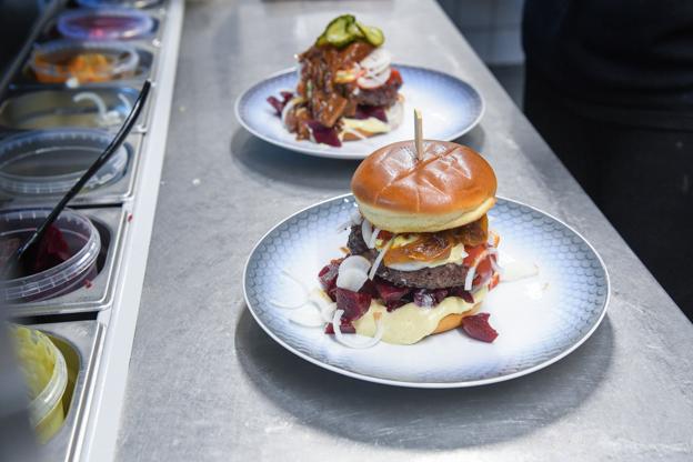Folk kommer langvejs fra for at smage Vestre Baadelaugs bøfsandwich. Her ses den uden det store "betræk" af sovs. Foto: Bente Poder
