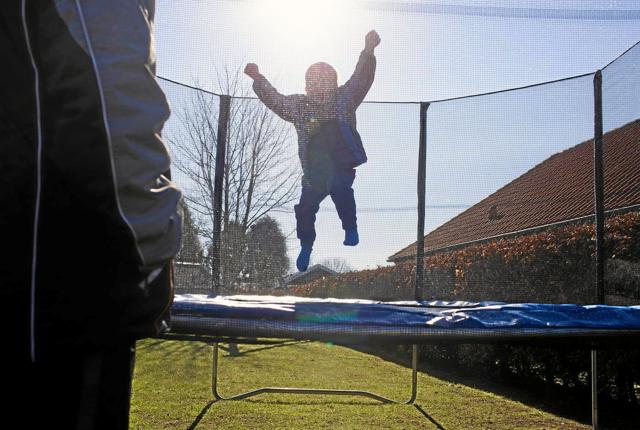 Hvert år kommer danske børn til skade på havetrampolinen. Et sikkerhedstjek af trampolinen og de gode hopperåd kan forebygge ulykkerne.