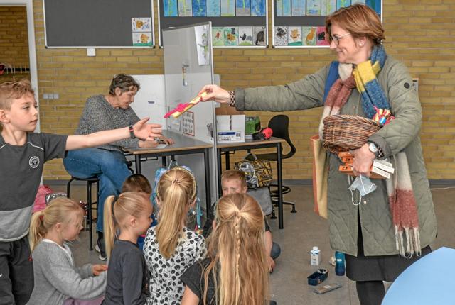 Pernille Vigsø Bagge uddelte påskeæg og chokolade til de børn, som havde lavet tegningerne.Foto: Mogens Lynge