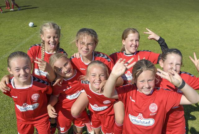Glade smil i solen - i år deltager 55 piger i DBU Fodboldskolen hos SHI. Foto: Henrik Louis