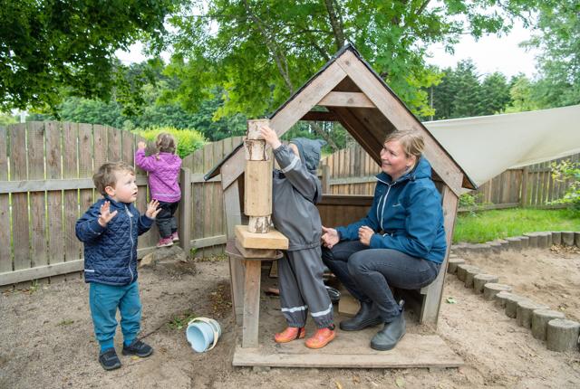 Byggeri i børnehøjde - Mette Søgaard og børnene har gang i udfordringer på legepladsen.
