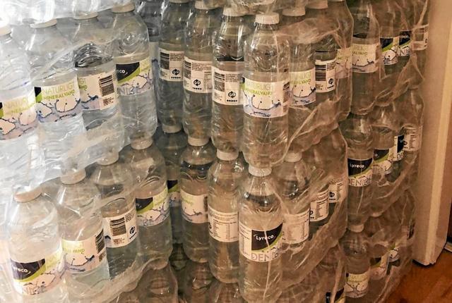 600 flasker friskt vand doneret til spillerne i egnens idrætsforeninger. Foto: Privatfoto