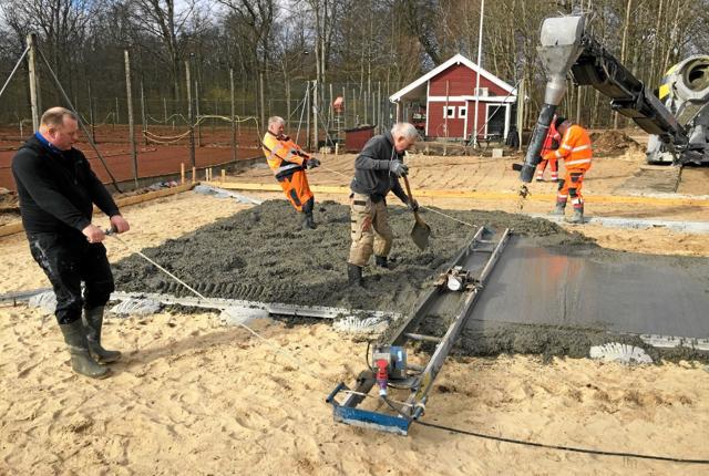 Der skal støbes et solidt fundament til de nye padelbaner ved tennisbanerne i Dronninglund. Foto: Privatfoto