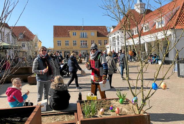 De fint pyntede påsketræer på Torvet i Løkken var rammen om mange gæsters påskefrokost i det fri. Foto: Kirsten Olsen