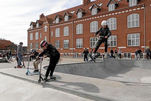 Ollie, Kickflip, Frontside Flip som er nogle af de ord der dækker over de forskellige tricks, der udføres på skateboardet. Foto: Peter Jørgensen