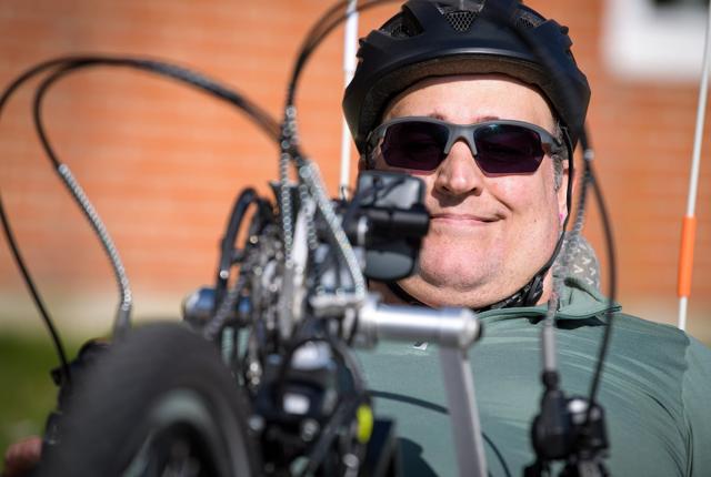 Michael Løje Naumann, der sidder i kørestol, begyndte for to år siden at søge om støtte til en ny håndcykel. Nu er det lykkedes, og han er meget glad og taknemmelig.