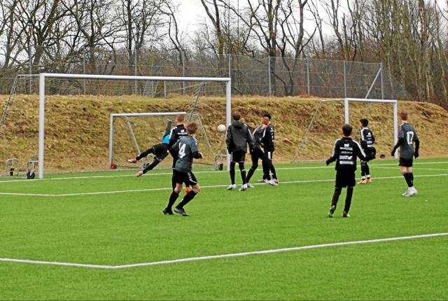 Sebastian Luther (14) bringer Team Ø på 3-0. Resultatet blev en overbevisende sejr på 5-1. Foto: Privatfoto