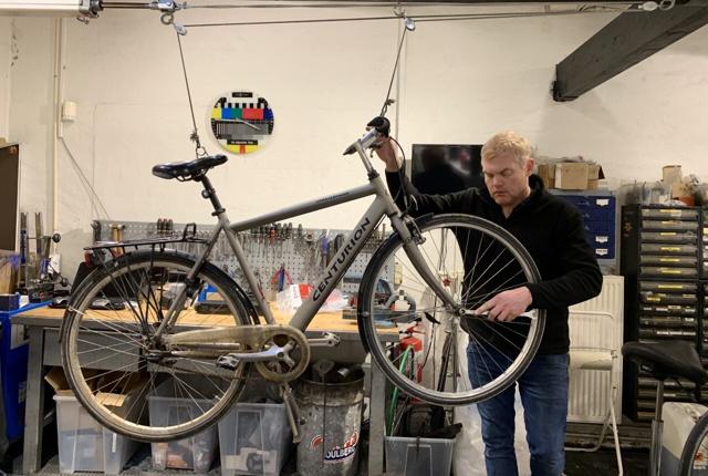 Rasmus Lyngby fra Vestbyens Cykelhandel står klar til at forårsklargøre din cykel. Privatfoto