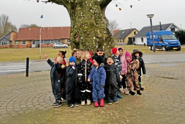 Det store træ på Kaas Torv blev pyntet op til påske af Jetsmark Børnehave. Foto: Jetsmark Børnehave