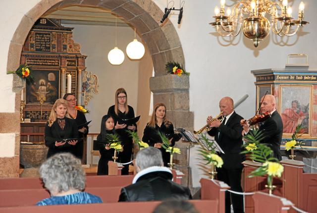 Et reduceret kirkekor deltog ved åbningsfesten i Tversted Kirke.. Foto: Jan Jensen