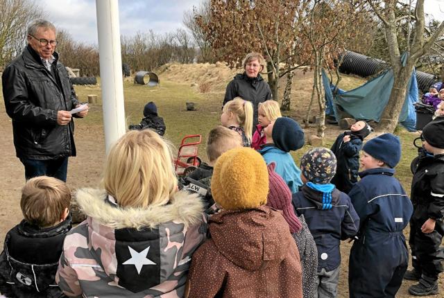 Leif Noppenau fra Friluftsrådet Nordvest gik æren af at overrække det femte grønne flag til Vilsund Børnehus for endnu et flot gennemført natur og miljøprojekt. Privatfoto