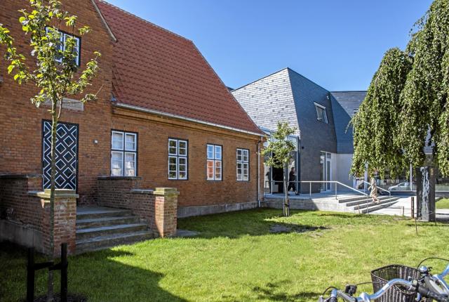 Skagens Museum med de karakteristiske døre, de røde mursten og Skiferbygningen til højre. Foto: Skagens Kunstmuseer