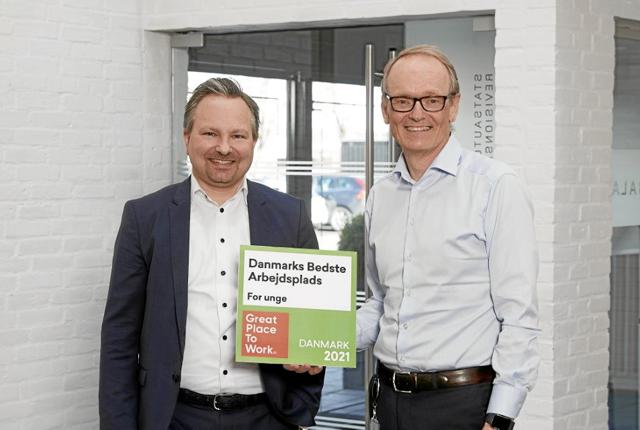 Direktør Søren V. Pedersen (t.v.)  kan igen i år glæde sig over at være i spidsen for Danmarks bedste virksomhed for unge under 25 år. PR-foto