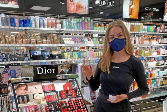 22-årige Amanda Nørbjerg Thomsen sætter fokus på Dior i sin fagprøveuge i Matas. Privatfoto