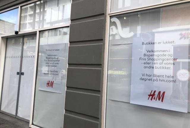 Afskærmede butiksvinduer i de tidligere H&M-lokaler i Algade. Foto: Henrik Poulsen