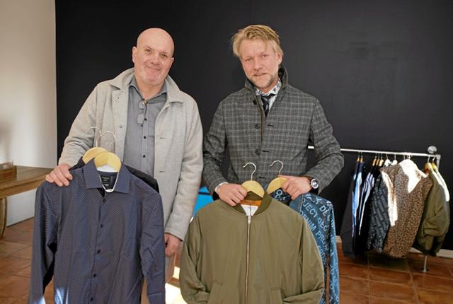 - Vi kan klæde herrerne på med kvalitetsprodukter fra inderst til yderst fortæller Jon Jakobsen og Martin Albrechtsen. Foto: Peter Jørgensen