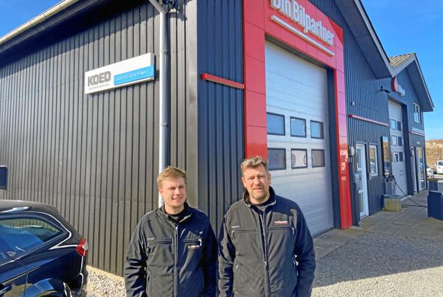 Det er til stor glæde for Allan Markmøller (tv.), indehaver af Autohuset Limfjorden, at han har fået 28-årige Mathias Rune med som partner. Privtafoto