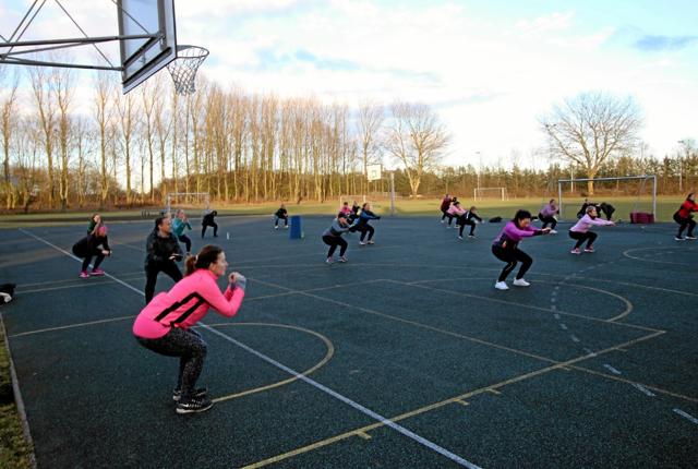 25 deltagere er her i fuld gang med at dyrke crossdance udendørs på gymnasiets basketballbane. Foto: Jørgen Ingvardsen