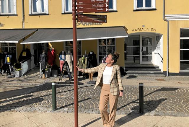 Formanden for Sæby Handelsstandsforening, Jette Johansen, glæder sig over kommunens nye tiltag. Foto: Lisa Farum Kristiansen
