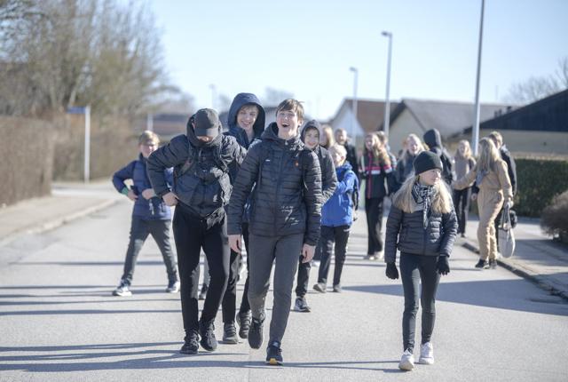 Eleverne fra 7. klasse på Aabybro Skole går rundt til deres klassekammerater på deres første udeskoledag her de på vej til besøge Emma på Tranevej. Foto: Henrik Louis