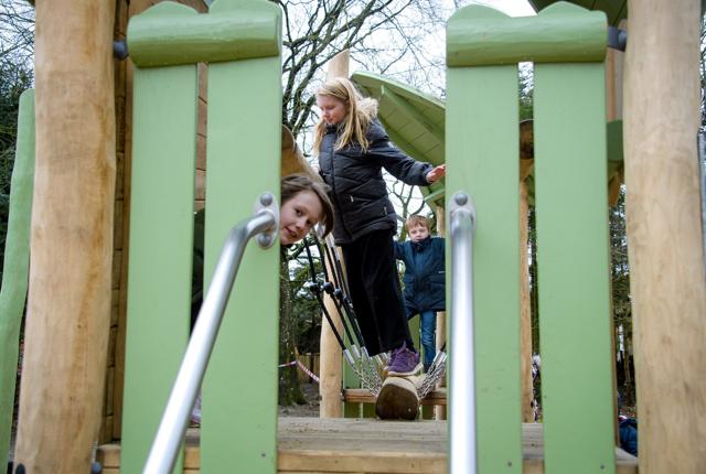 Den nye legeplads i Bjergby er et hit, og især børnene i indskolingen på Bjergby Friskole nyder at gøre brug af den i frikvartererne.
