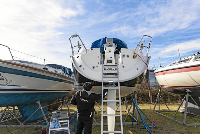 Jens Stenbakken gør båden klar til den nye sæson. Foto: Michael Madsen