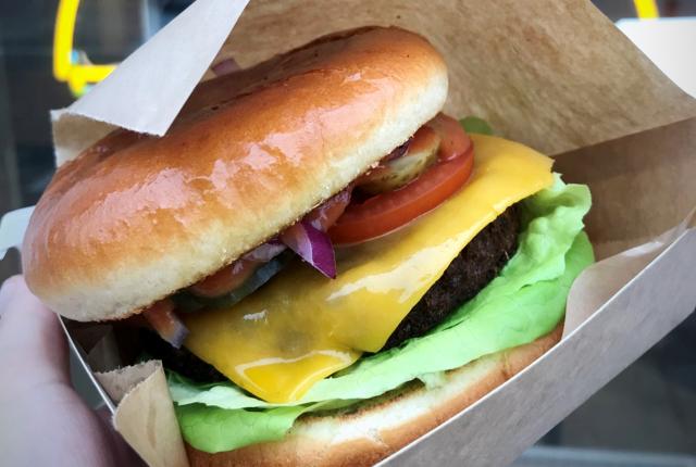 Spis en burger med god klimasamvittighed. Foto: Victoria Skibsted