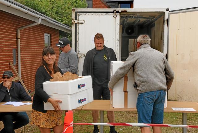 Lørdag blev 290 kasser med 10 fiskeretter udleveret ved klubhuset i Vorupør. Nogle hentede også til flere. I år var der så hjemmespisning - sammen og hver for sig. Foto: Hans B. Henriksen