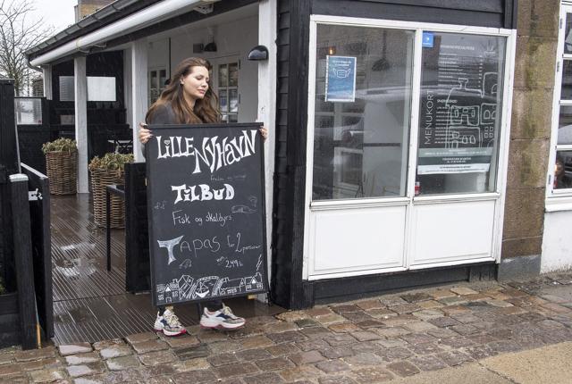 Marikka Nielsen fra Lille Nyhavn har måttet tage skiltet ind og lukke spisestedet de første uger af januar. Arkivfoto: Kim Dahl Hansen