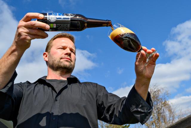 Brygmester Carsten Hjort Bjerre er med på Facebook, når den tredje udgave af Danmarks største virtuelle ølsmagning finder sted i september. Arkivfoto: Kurt Bering