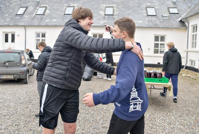 Efter at have været tilbage på Blidstrup Efterskole i et par uger, er det stadig en kæmpe glæde for 16-årige Aske Mortensen at være tilbage ved vennerne. Arkivfoto: Bente Poder