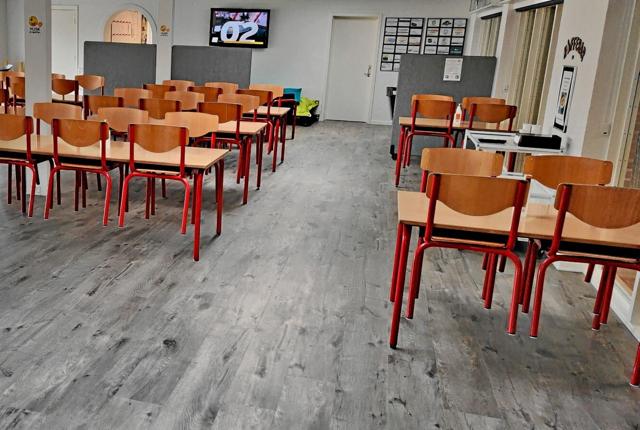 Der er kommet nyt gulv i Flauenskjold Hallens cafeteria. Bestyrelsen ønsker også at udskifte møblerne, der stammer fra hallens indvielse for 30 år siden. Foto: Privatfoto