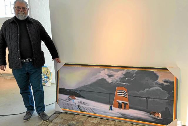 Kunstneren med et billede med et "løsrevet" element af Skagen Skipperskole. Inspirationen fra Poul Anker Bechs transformatortårne er tydelig. Foto: Kirsten Olsen